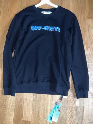 Svart sweatshirt från Off-White - Tja säljer min  svarta sweatshirt från Off-White använd 1gång inte riktigt min stil. Storlek M kan passa S också 