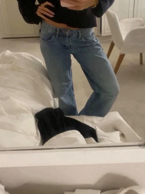 Ljusblåa raka jeans med låg midja - Säljer ett par baggie Lågmidjade jeans från Zara andvända 1 gång så är dom nya.
