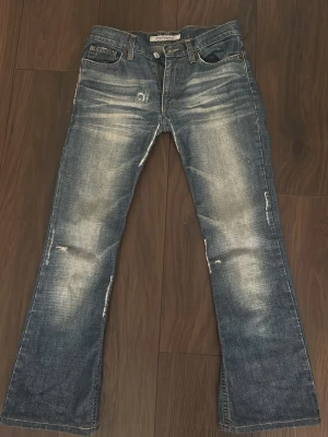 Lågmidjade utsvängda vintage jeans - Säljer jätte snygga unika vintage jeans mamma hade för längesen som jag senare sydde in för att bli mindre, dom passar mig i bredd och har W24-W25 men är tyvärr förkorta och är 160 