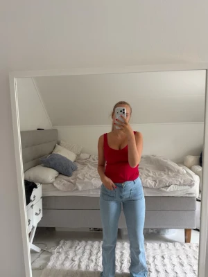 Ljusblå raka jeans med fickor fram - Säljer ett par ljusblå jeans med raka ben och stora fickor framtill. Jeansen har hög midja och stängs med knapp och dragkedja. Perfekta till en avslappnad och trendig look. Materialet känns mjukt och stretchigt för extra komfort. Köpt för 800kr 
