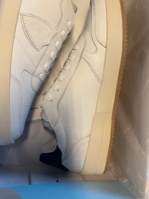 Vita sneakers från Axel Arigato - Helt nya philipe model storlek 42 inte ens använda på grund av att de var för små 