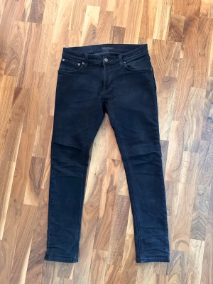 Nudie Jeans Tight Terry Soft Black  - Säljer ett par svarta skinny fit jeans från Nudie  som är i mycket gott skick. Jeansen håller hög kvalitet men jag har tyvärr växt ur dom nu.  Ursprungspris: 1600kr. Mitt pris 350kr. Kvitto finns!