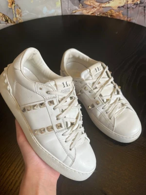 Valentino open rockstud  - Skorna är i bra skick utan defekter - se bilder. Storlek 37. Skorna är 100% äkta - se våra omdömen på olika plattformar! Endast skorna medföljer. 