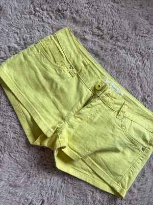 färgglada shorts  - fina gula shorts som inte har kommit till användning, i hur fint skick som helst 💖