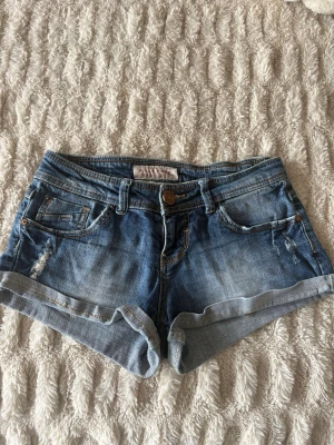 Jeans shorts - Säljer ett par supersnygga jeansshorts från pull and bear med ass snygga fickor. Midjemått-37cm innebenslängd-20cm. 