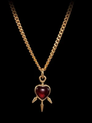 Maria Nilsdotter three of swords guldhalsband - Snyggt halsband i guldfärgad metall med en mörkröd hjärtformad berlock. Hjärtat är infattat i guld och dekorerat med tre spetsiga detaljer som ger en edgy känsla. Perfekt accessoar för att lyfta din stil. Nypris 4595kr