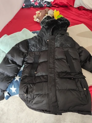 Glorious Gangsta Jacka - Svart Glorious Gangsta Jacka storlek S, endast använd en gång. Säljes för 600 pris kan diskuteras. Jackan har fina diskreta detaljer och med avtagbar fuskpäls. Väldigt snygg modell och passform. Vid eventuella frågor kontakta mig gärna och även om ni önskar fler bilder.