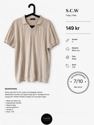 Beige kabelstickad piké från S.C.W - Beige kabelstickad pikétröja från S.C.W med öppen krage och korta ärmar. Tröjan har en normal passform och är gjord i mjukt, bekvämt material. Perfekt för en chill och stilren look.