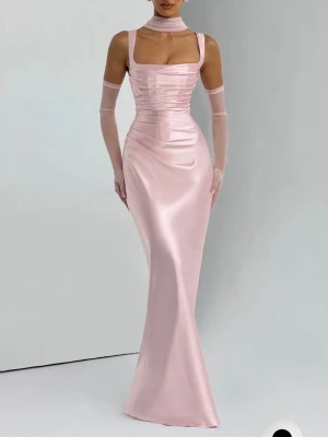 Ljusrosa satinklänning - Jättesöt maxiklänning från babyboo perfekt till balen. Inte använd. Behöver säljas pga. att den satt lite tight i midjan. Storlek xs. Ord. pris inkl. frakt: 2 170kr