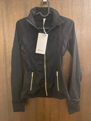 Define Jacket lululemon - Helt ny svart/guld lululemon define jacket storlek 4 (XS/S). Köptes i Canada säljer för kan inte lämna tillbaka den. Skriv ifall ni är intresserade 🥰😊