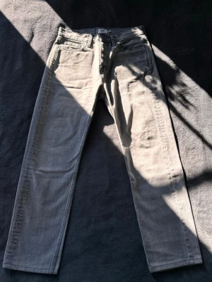 Grå raka jeans från Lager 157 - Snygga grå jeans från Lager 157 med rak passform och klassisk femficksdesign. Jeansen har bälteshällor, knappgylf och är tillverkade i ett mjukt denimtyg. Perfekta för en avslappnad och trendig look. 32 i längden men dem är uppsydda. 