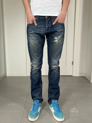 Dondup Jeans  - Säljer nu dessa Dondup jeans med snygga slitningar i populär design, skriv för fler bilder/frågor🙌🏼