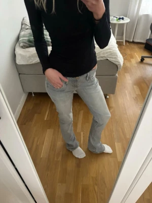 Ltb valerie jeans  - Lågmidjade Ltb valerie jeans som inte kommer till användning längre. Tror jag köpte de för runt 650-700kr. Fortfarande i väldigt fint skick och är i storlek 24x34. Midjemåttet är 72cm och innerbenslängd 87cm 