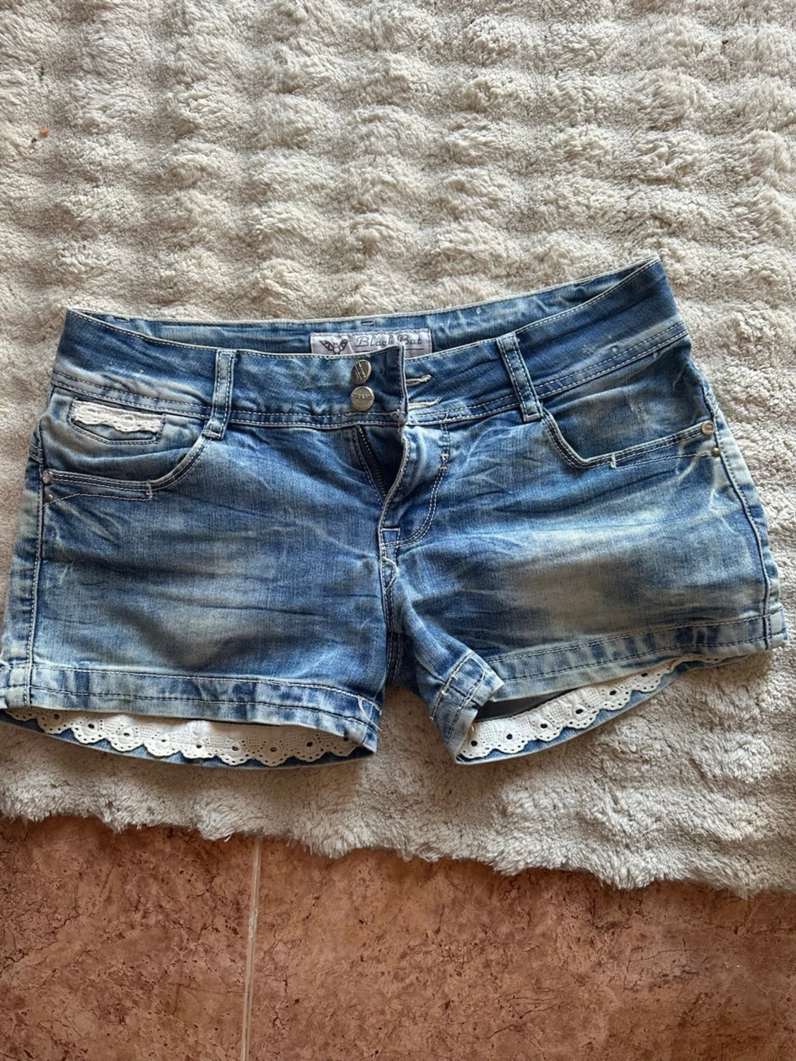 Blå jeansshorts med spetskant