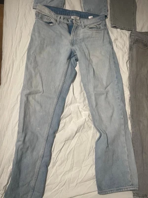 Ljusblå raka jeans från Valient - Säljer ett par ljusblå jeans från Weekday med rak passform och klassisk femficksdesign. Jeansen har normal midja och är tillverkade i bomull för en skön och avslappnad look. Perfekta till sneakers eller boots.