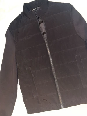 Svart cardigan jacka från Zara mer tjocktröje känsla vid armarna. Väldigt fräsch och stilren perfekt för sommaren och våren - Stilren svart jacka från Zara med 