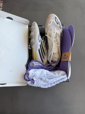 Snygga Adidas F50 elit - Säljer ett par Adidas F50 elit fotbollsskor, skit snygga med coola detaljer. Skorna har klassisk snörning och dobbar för konstgräs. Storlek 38 och 2/3🤩Nypris 3099. Använda två gånger. Får påse och nya sulor till.