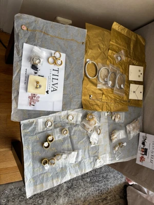 Massa smycken nya säljes vidare  - Jag säljer vidare mina smycken super billigt alltihopa för endast 5000 kr istället för 13.700 kr. Allt är självklart inte med på bilderna ni kan skriva för mer bilder. Det är mycket förlovnings ringar och par ringar halsband armband örhängen fotlänkar mm 