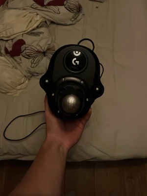 Logitech G växelspak till racingratt - Säljer en svart Logitech G växelspak för racingrattar, perfekt till simracing. Robust design i plast och metall med tydlig G-logga på ovansidan och klassisk H-mönstrad växelspak i metall. Ansluts med kabel och passar till flera av Logitechs rattar.