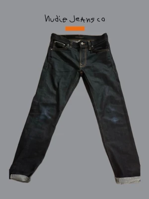 Lean Dean Dry Japan Selvage - Nudie Jeans Lean Dean i Dry Japan Selvage vilket betyder att de kommer utveckla väldig snygg fade under användning. De är använda typ 10 ggr och har ej tvättats. Storlek 30 / 30. De är tapered fit.                  Pris kan diskuteras skriv vid funderingar!  // Olle