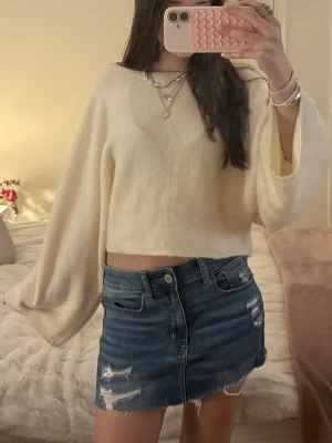 Blå jeanskjol med slitningar - Supersöt blå jeanskjol med slitna detaljer och rå kant nertill. Kjolen har fickor fram och bak samt knapp- och dragkedjestängning. Perfekt nu till våren/sommaren💕