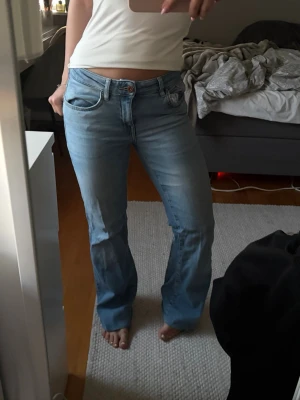 Only jeans - Snygga jeans från only i storlek 28/34❤️ är uppsydda för någon som är ca 160