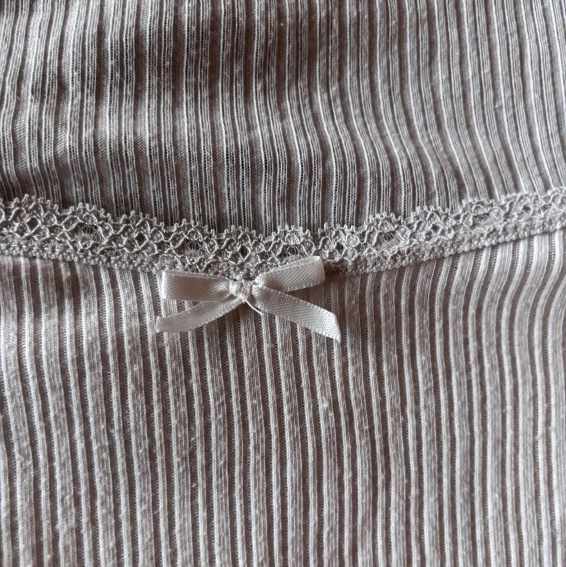 Vit ribbad topp med spetsdetalj från hm - 1