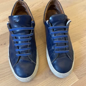 Jacob Cohen sneakers  - Säljer ett par riktigt schysta skor från Jacob Cohen. Dem är i storlek 43 men är lite större i storleken. Skicket är bra med några defekter som små slitningar på sulan och att sömnen släppt lite på sidan (visas i sista bild) annars är dem i fint skick. 