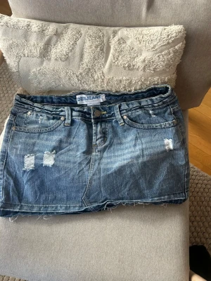 Lågmidajd mini jeans kjol  - Low rise jeans skirt. Skin fin nu till våren och sommaren. Passar xs-s Använd gärna köp nu för en snabb affär 🩷