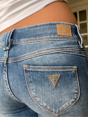 Lågmidjade Guess jeans  - Helt perfekta lågmidjade bootcut Guess jeans, vintage. Köpte i Paris för 1300kr. Modellen Kenna Flare. Inga slitningar. Skriv privat för mått. 