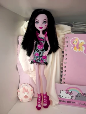 Monster High 2015 Draculara - Söt Draculara i fint skick. Saknar hennes rosett tyvärr. 