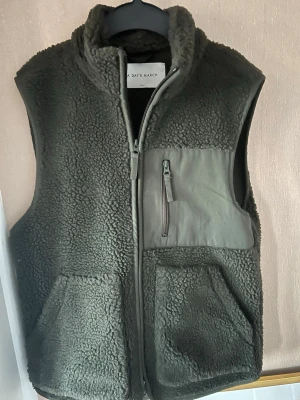 Fleece Väst - Jag säljer nu en mörkgrön väst från A Day’s A March. Västen är i storlek S och passar perfekt inför våren! Hör gärna av er vid frågor🙌🤗