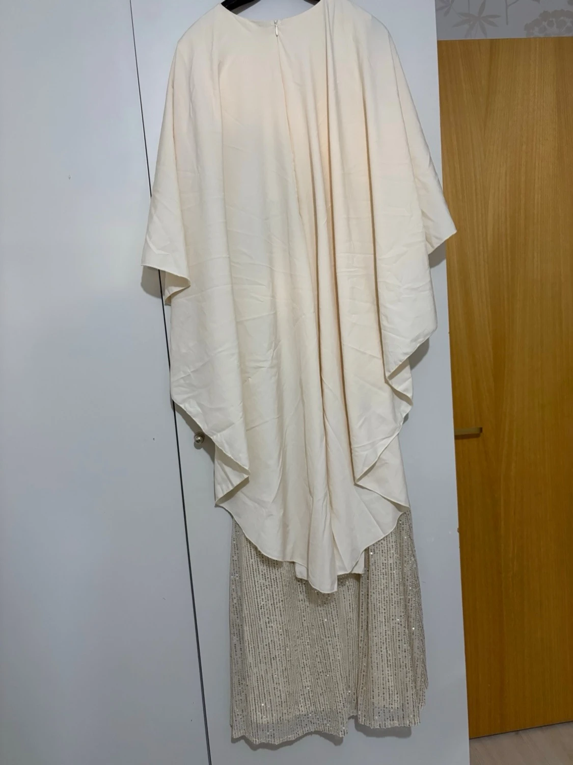 Lång glittrig beige klänning - 1