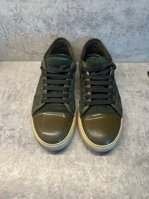 Lanvin skor  - Olivgröna lanvin skor| Storlek: UK7 (41/42)| Skick 7/10| Bara att höra av dig vid några frågor. 