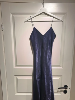 Vintage lila långklänning💜 - Min fina balklänning🥹🥹Inga tecken på användning och passar perfekt både för balen i nian och trean