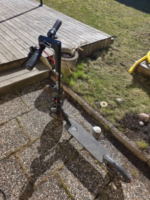 E2S V2 Pro Long Range (kom med pris förslag - 🛴 E-Wheels E2S V2 Pro Long Range – i perfekt skick ✨  Säljer min E-Wheels E2S V2 Pro Long Range från 2025. Den är i perfekt skick – allt fungerar som det ska, inklusive laddare.  🔹 Maxhastighet: 30 km/h 🔹 Räckvidd: upp till 50 km 🔹 Motor: 500W (1000W max) 🔹 Batteri: 36V 15Ah (540Wh) 🔹 Laddtid: 7h (3,5h med två laddare) 🔹 Däck: 10" punkteringsfria honeycomb-däck 🔹 Vikt: 14 kg 🔹 IP56 – tål stänk och damm  Har Bluetooth-app (E-Wheels) där du kan se hastighet, batteri och låsa scootern. Fälls ihop p
