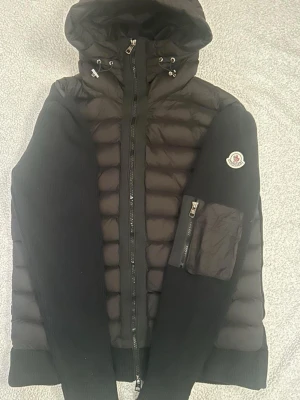 Svart pufferjacka från Moncler byte - Den är storlek medium vill byta med storlek Small om någon har en Moncler cardigan storlek small eller något annat klädesplagg 