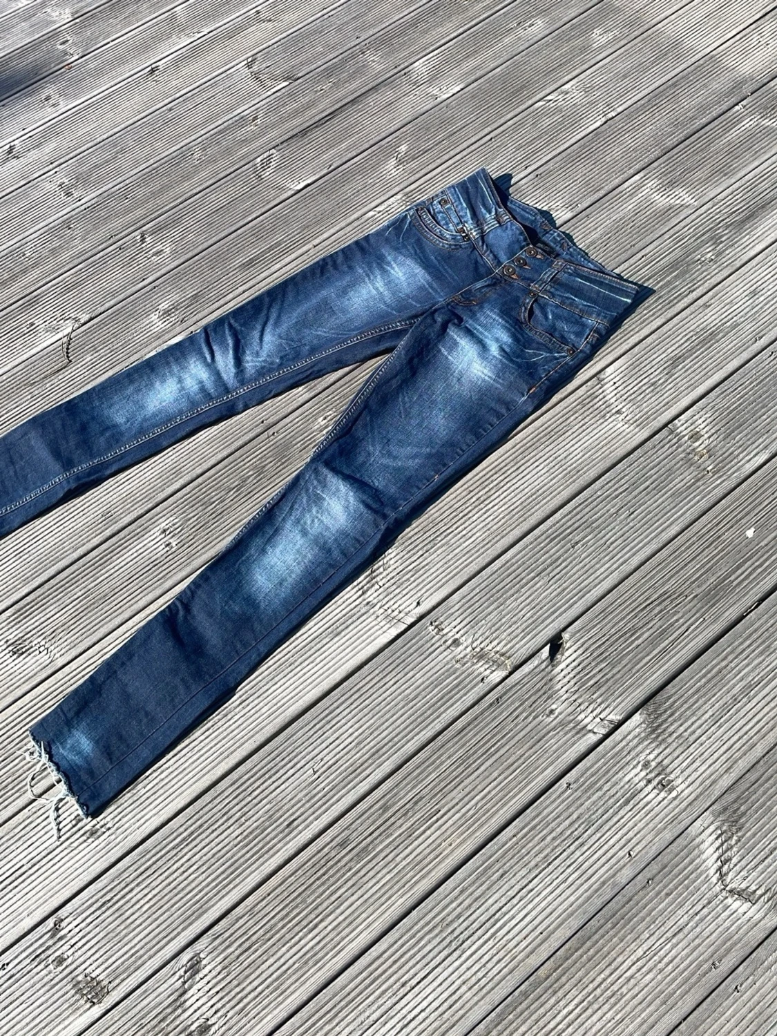 Mörkblå slitna jeans med rå kant - 1