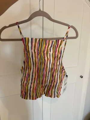 Söt färgglad sommartopp  - Söt färgglad sommartopp från Zara, knappt använd😍😍