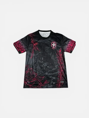 Nike Brasil svart fotbollströja☀️ - Svart fotbollströja från Nike med Brasil-logga på bröstet. Tröjan har röda detaljer och mönster med blommor och blad samt motiv av Kristusstatyn. Korta ärmar med leopardmönster i rött och svart. Perfekt för dig som gillar unik sportstil.
