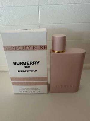 Burberry ’Her Elixir’  - Burberry ’Her Elixir’ 50ml (Som ny, ca 99% kvar). 