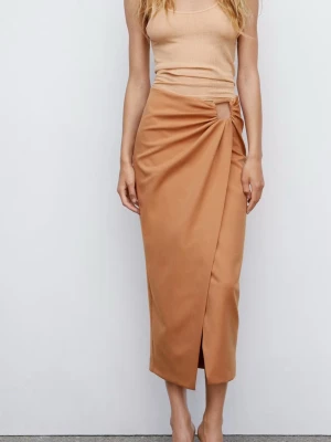 Beige omlottkjol med cut-out detalj Mango, storlek 34 - Trendig beige långkjol i omlottmodell med en snygg cut-out detalj vid midjan. Kjolen har en slits framtill och en elegant drapering som ger en cool och modern look. Perfekt för dig som vill sticka ut lite extra.