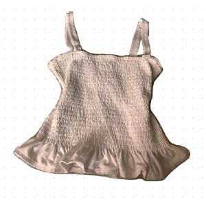 Vit volangtopp💕 - Söt och perfekt basic som man kan ha tex under en kofta på hösten eller inför sommaren, bomull 💗💗