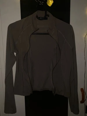 Tränings jacka/kofta  - Snygg beige aktig tränings jacka/kofta i stretchigt material. Super bekväm och lite tight passform (enligt mig) som gör att man får en snygg form/shape! 