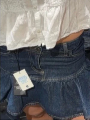 Jeanskjol  - Jätte fin jeanskjol från primark. Köpte för 550kr  och den är helt oanvänd. Perfekt för sommaren 🌸💕