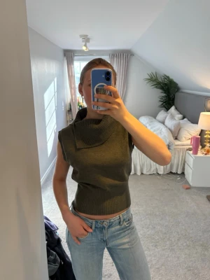 Polotröja  - Snygg grön polotröja utan armar. Storlek L men passar S. Helt ny, aldrig använd💕💕