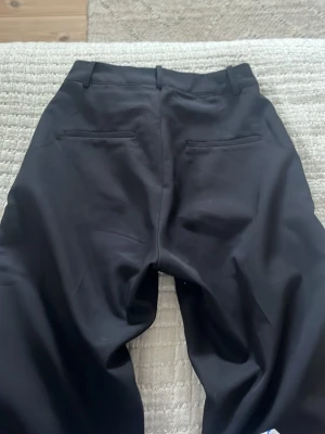 BikBok utsvängda kostymbyxor - Snygga svarta kostymbyxor med lätt utsvängda ben, kan vara lite mer raka också (lite beroende på hur ens ben är). Storlek 34. Jättebra skick! Knappt använda! 🤍
