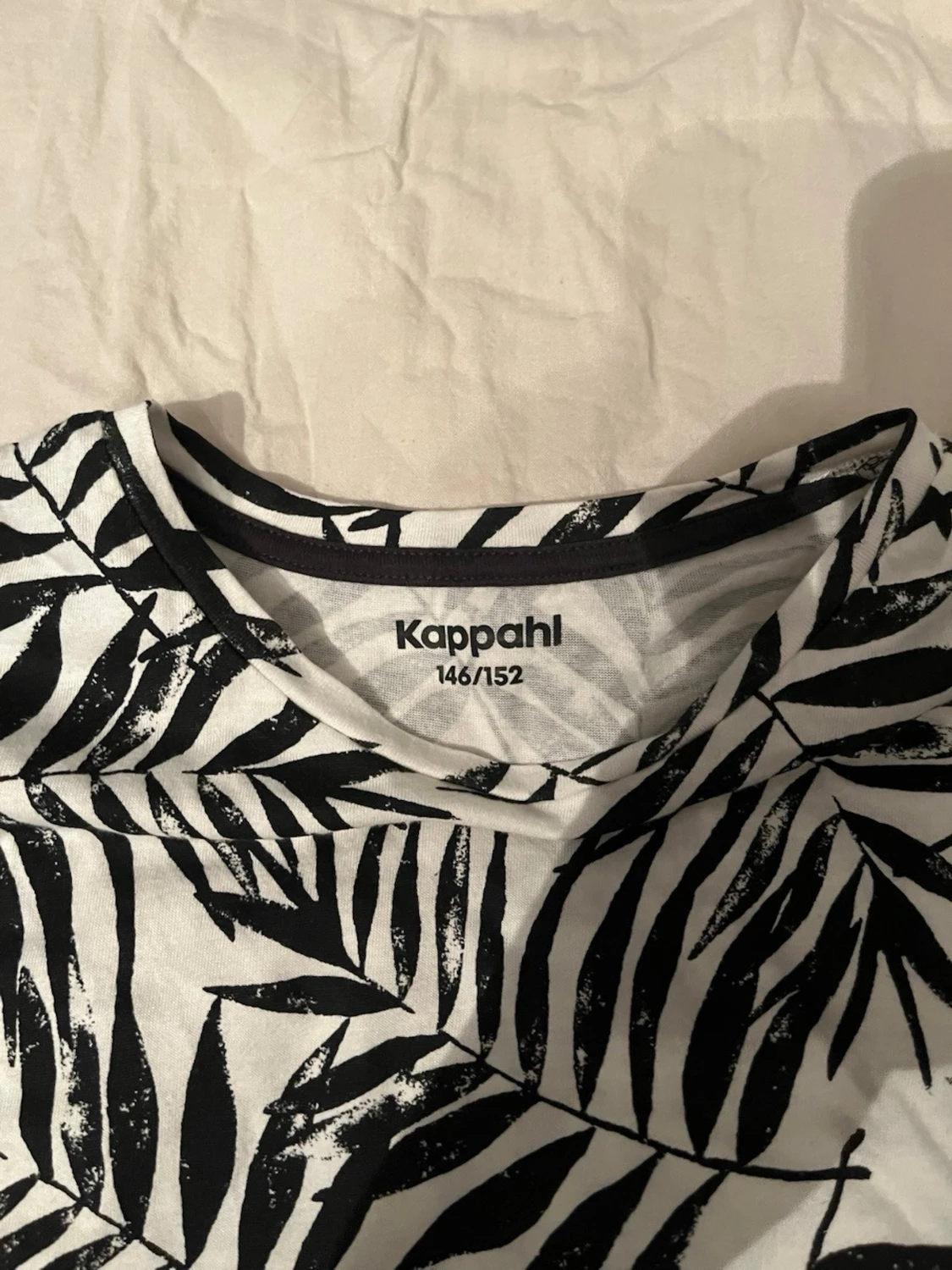 Svartvit t-shirt med palmbladsmönster - 2