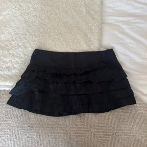 Svart minikjol - ❤️REA❤️ Lägger ut igen, nu med nedsatt pris! 3 för 2 på alla annonser, billigaste plagget på köpet☺️ Kan även ge mer rabatt vid köp av fler plagg än så, allt ska bort!