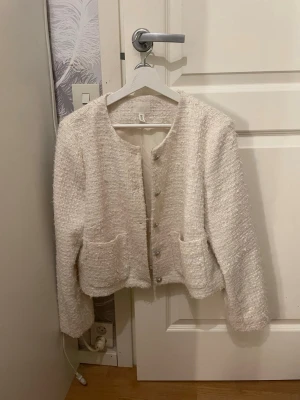Vit cardiganjacka H&M - Den är i storlek L men passar mig som vanligtvis har xs/s bara lite lite overzise. Använd 1-2 gånger 